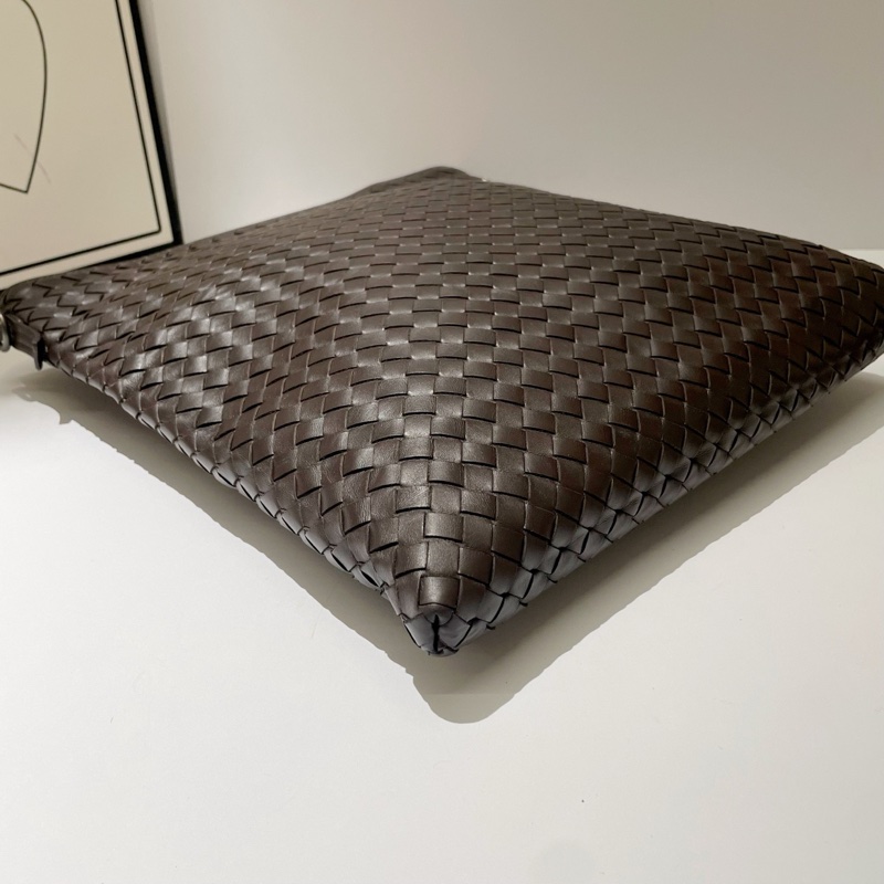 BV葆蝶家 經典編織男士斜挎包 咖啡色 尺寸:31*33-2