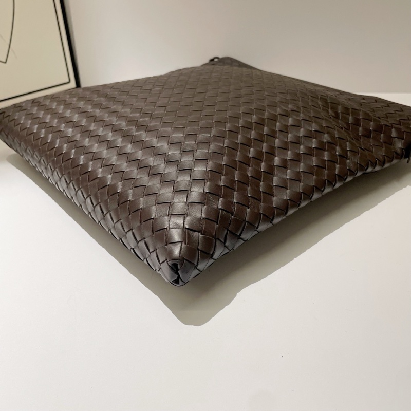 BV葆蝶家 經典編織男士斜挎包 咖啡色 尺寸:31*33-3