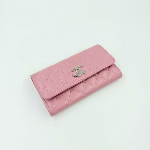 CHANEL - 粉色羊皮銀釦彗星雙C logo下蓋中夾