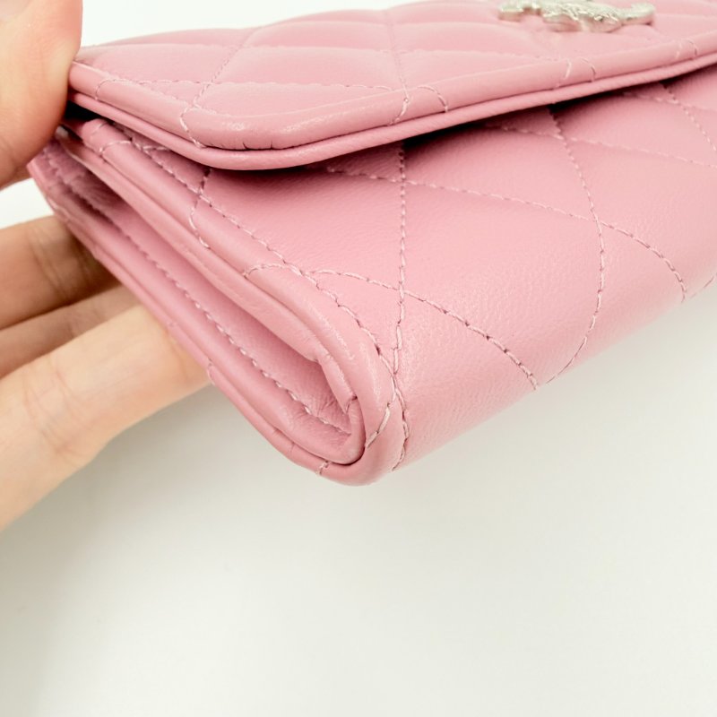 CHANEL - 粉色羊皮銀釦彗星雙C logo下蓋中夾-9