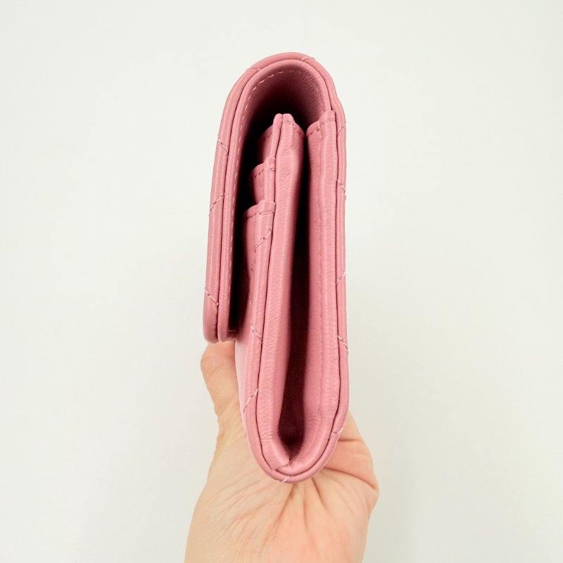 CHANEL - 粉色羊皮銀釦彗星雙C logo下蓋中夾-10