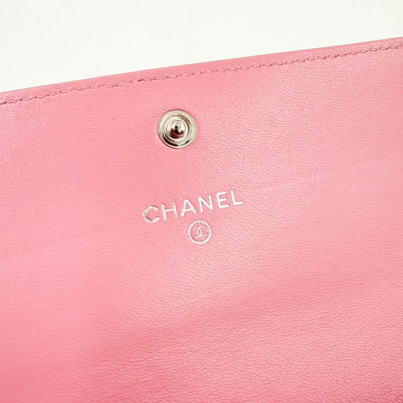 CHANEL - 粉色羊皮銀釦彗星雙C logo下蓋中夾-13