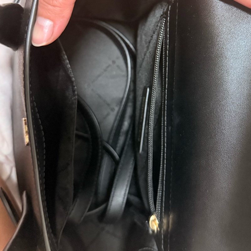 mk黑色側背包-10