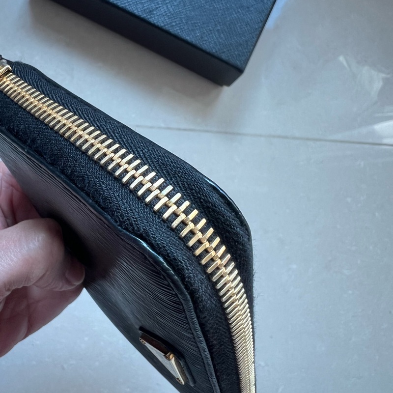 Prada 黑金 防刮牛皮 中夾 外觀極新-1