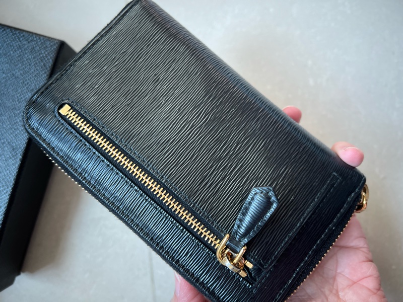 Prada 黑金 防刮牛皮 中夾 外觀極新-5