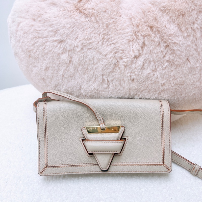 Loewe barcelona 米色迷你三角斜挎包-0