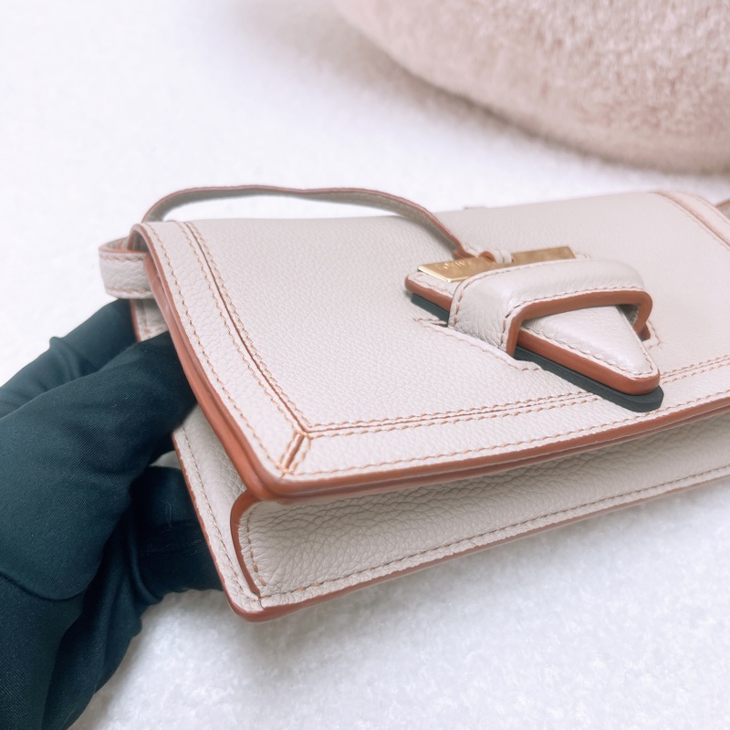 Loewe barcelona 米色迷你三角斜挎包-1