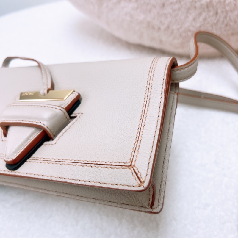 Loewe barcelona 米色迷你三角斜挎包-3