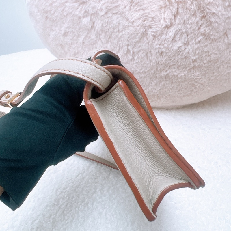 Loewe barcelona 米色迷你三角斜挎包-4