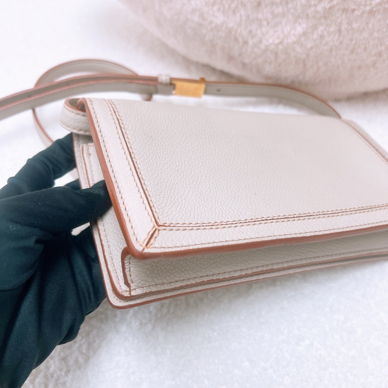 Loewe barcelona 米色迷你三角斜挎包-6