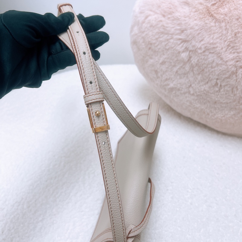 Loewe barcelona 米色迷你三角斜挎包-8