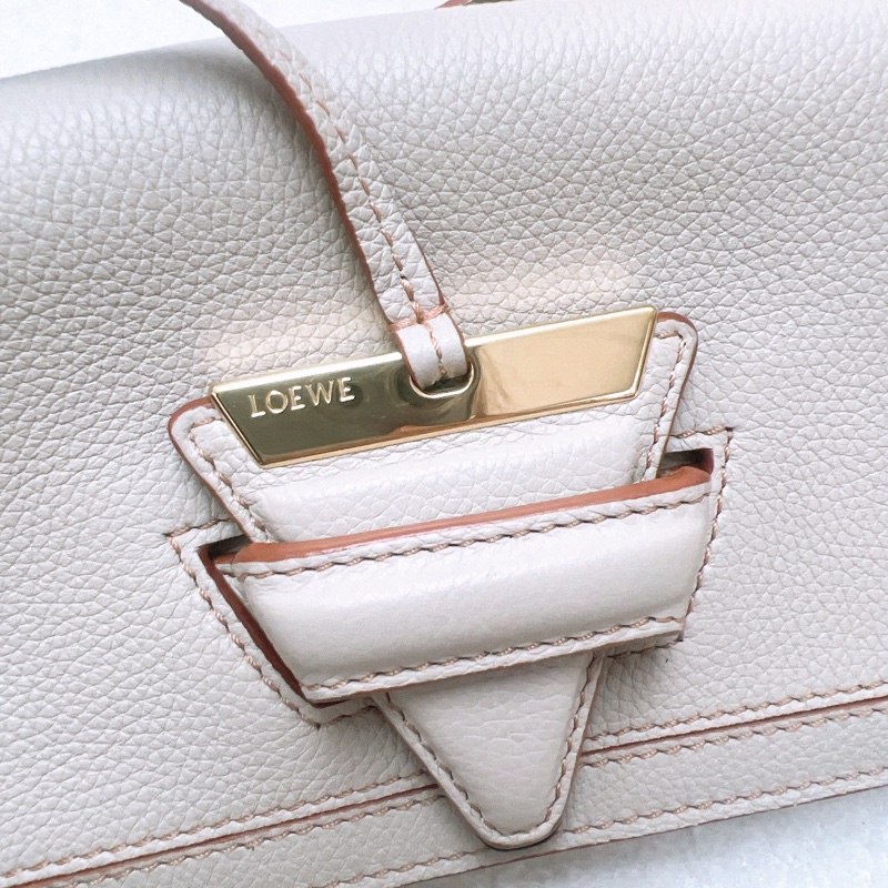 Loewe barcelona 米色迷你三角斜挎包-9