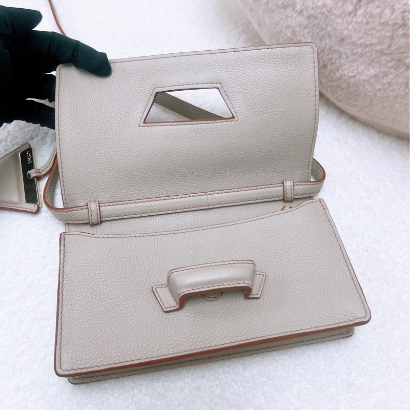 Loewe barcelona 米色迷你三角斜挎包-10