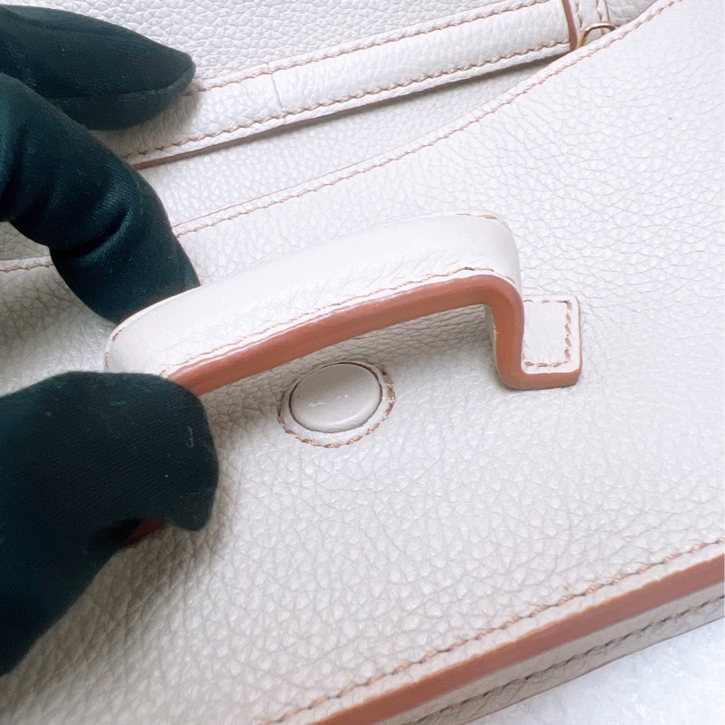 Loewe barcelona 米色迷你三角斜挎包-11