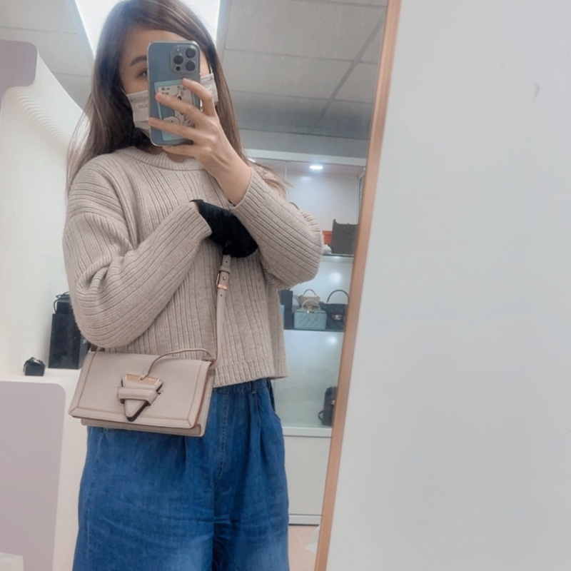 Loewe barcelona 米色迷你三角斜挎包-13