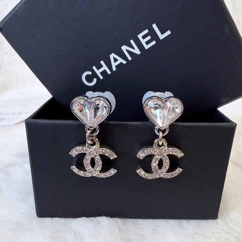Chanel✨2023 愛心水晶垂掛耳環 夾式耳環