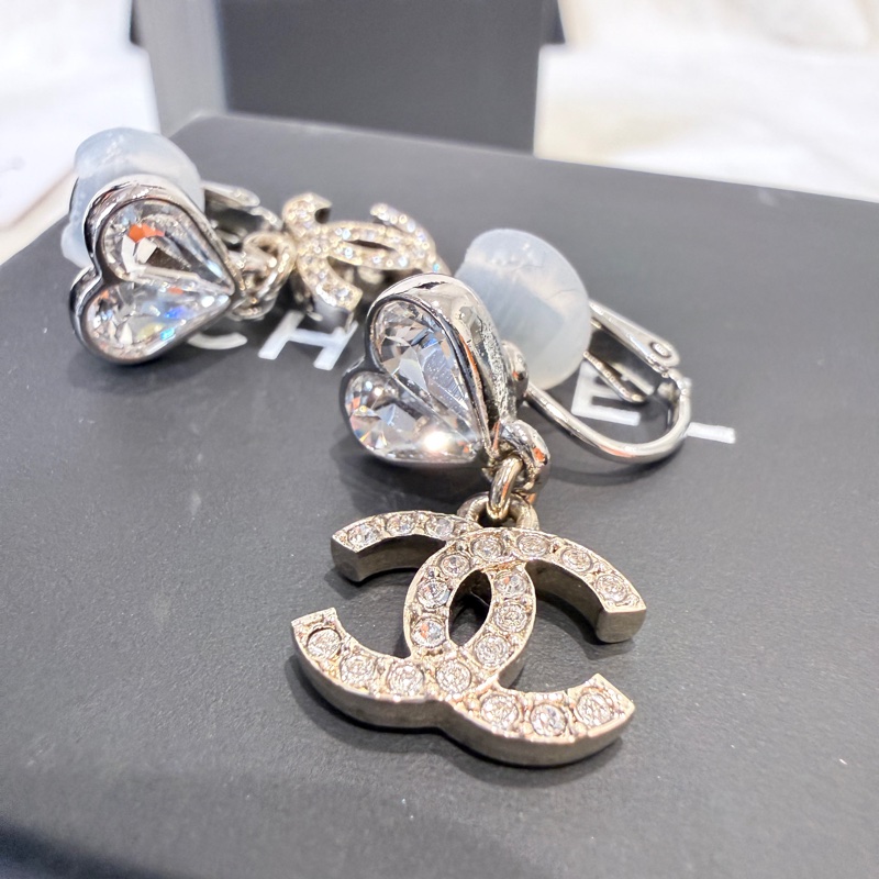 Chanel✨2023 愛心水晶垂掛耳環 夾式耳環-9