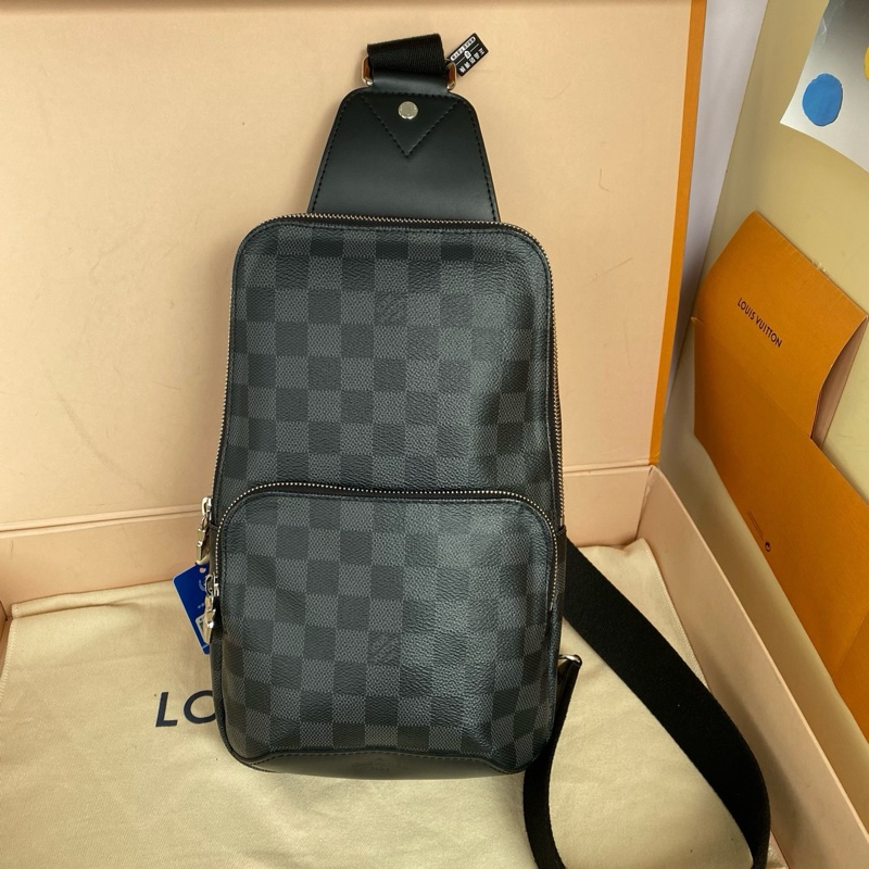 闲置99新 LV路易威登黑灰棋盘格Avenue胸包-0