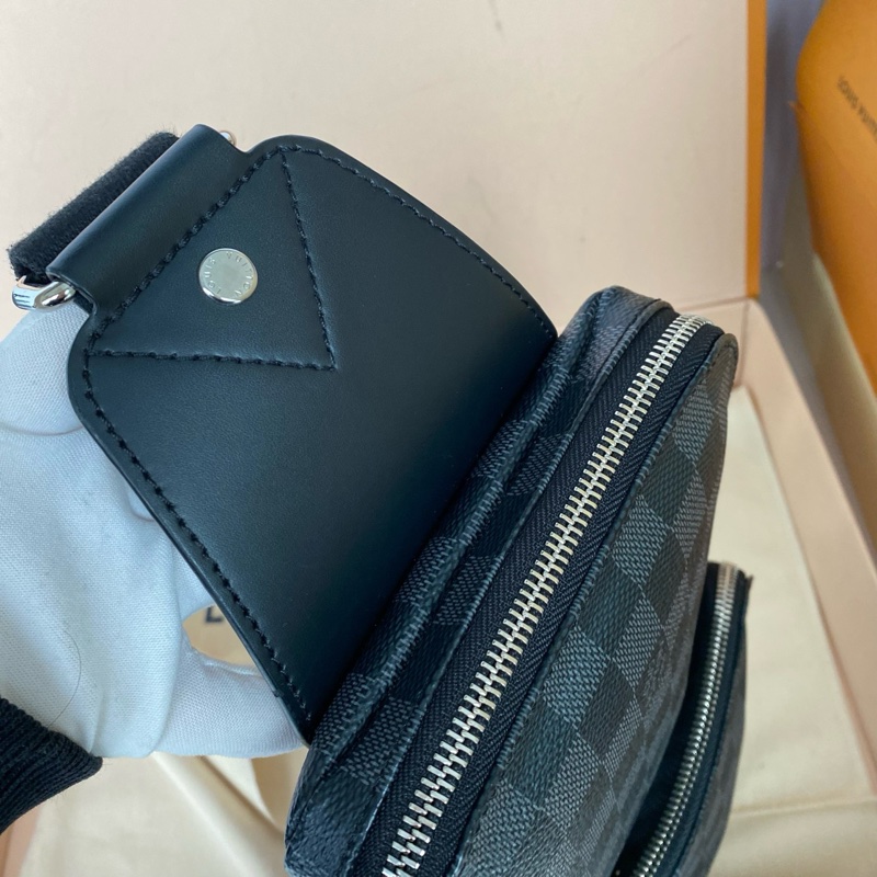 闲置99新 LV路易威登黑灰棋盘格Avenue胸包-4