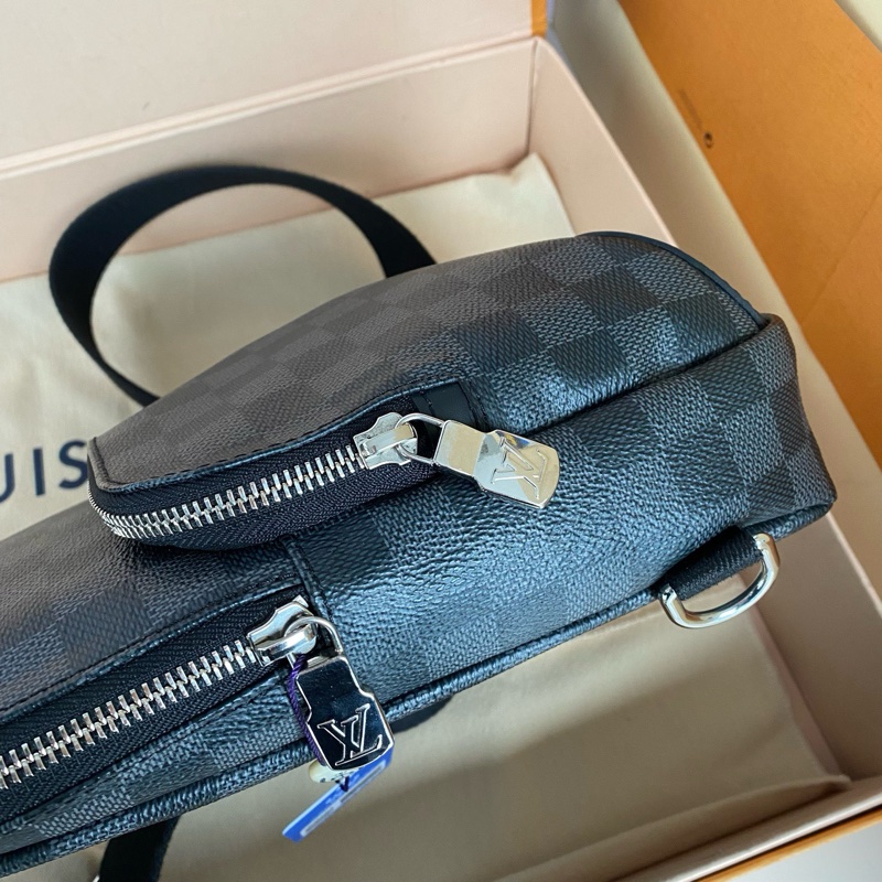 闲置99新 LV路易威登黑灰棋盘格Avenue胸包-5