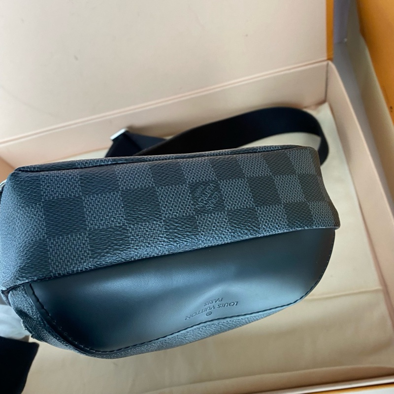 闲置99新 LV路易威登黑灰棋盘格Avenue胸包-11