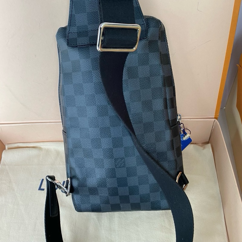 闲置99新 LV路易威登黑灰棋盘格Avenue胸包-15