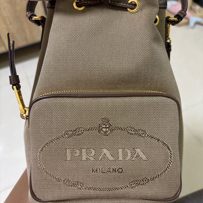 Prada刺繡帆布水桶包-1