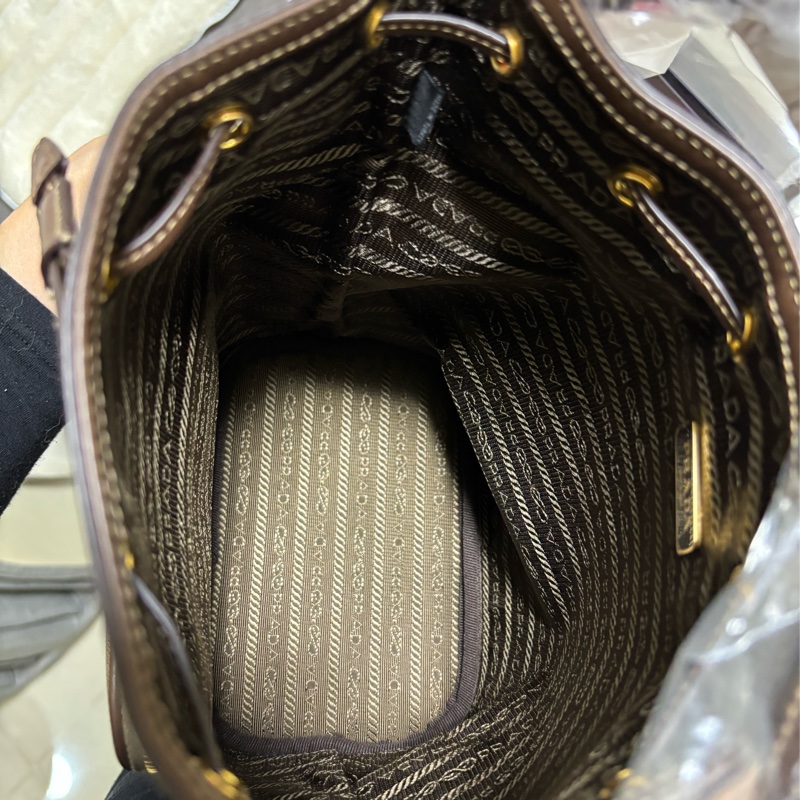 Prada刺繡帆布水桶包-3