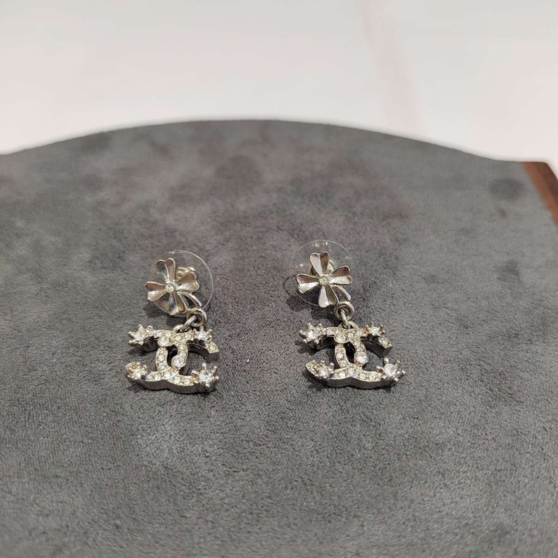 99新❤️Chanel香奈兒23p新款銀色四葉草水鑽雙c logo耳釘耳環 靈動好看-0