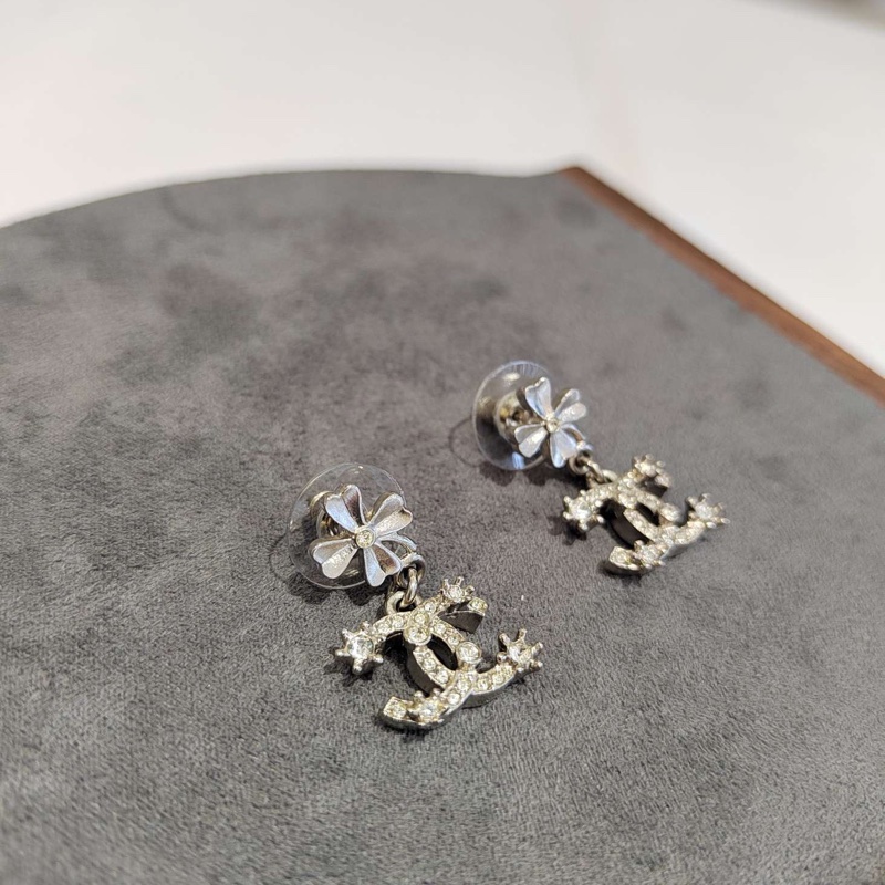 99新❤️Chanel香奈兒23p新款銀色四葉草水鑽雙c logo耳釘耳環 靈動好看-1