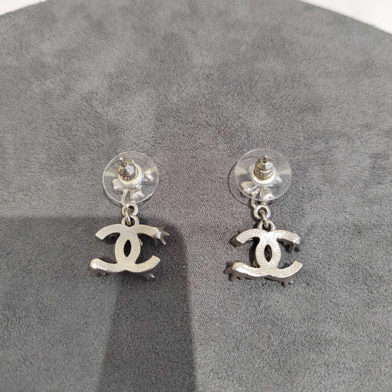 99新❤️Chanel香奈兒23p新款銀色四葉草水鑽雙c logo耳釘耳環 靈動好看-3