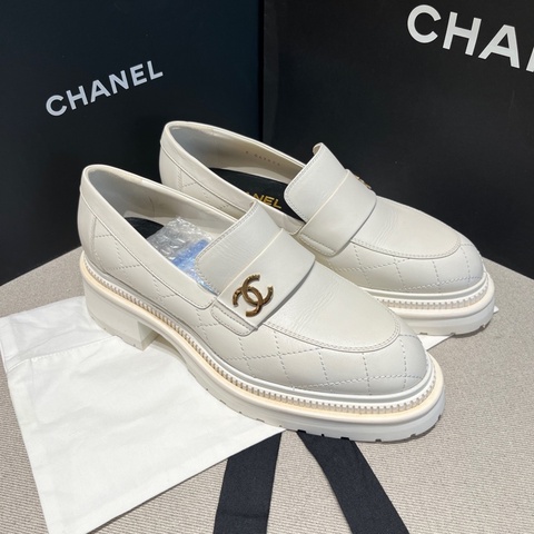 99新❤️CHANEL香奈兒白色菱格紋金色大Logo面飾厚底樂福鞋 39碼