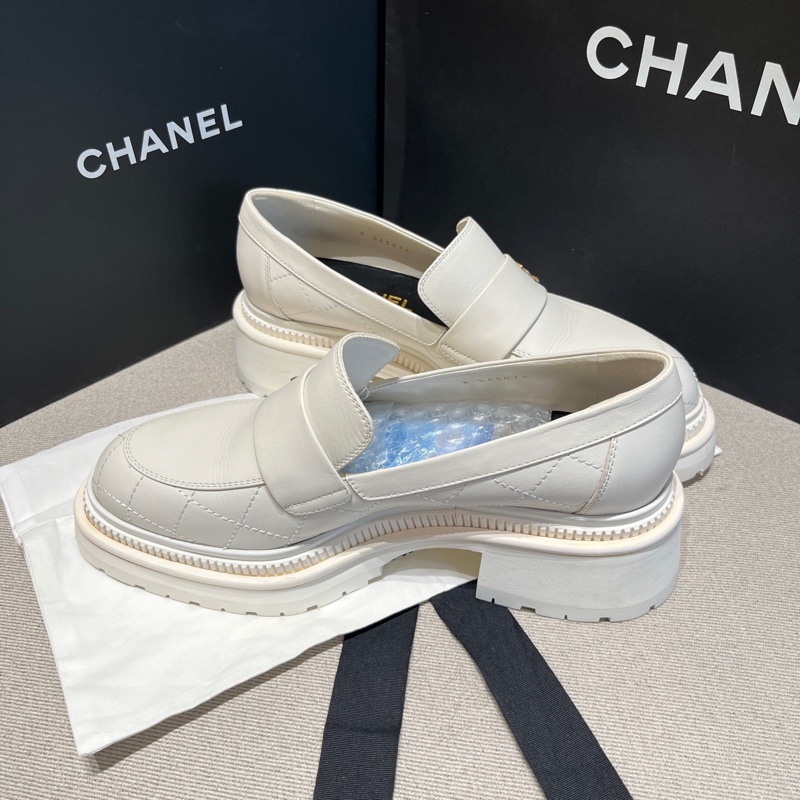 99新❤️CHANEL香奈兒白色菱格紋金色大Logo面飾厚底樂福鞋 39碼-1
