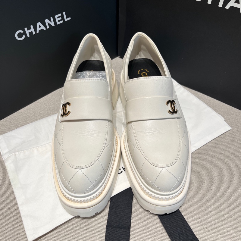 99新❤️CHANEL香奈兒白色菱格紋金色大Logo面飾厚底樂福鞋 39碼-2