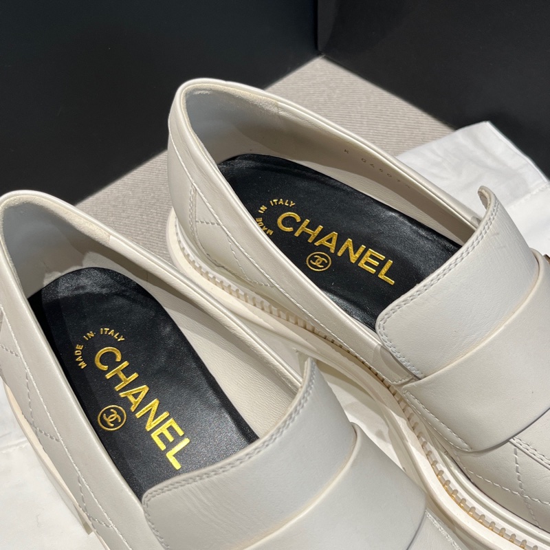 99新❤️CHANEL香奈兒白色菱格紋金色大Logo面飾厚底樂福鞋 39碼-4
