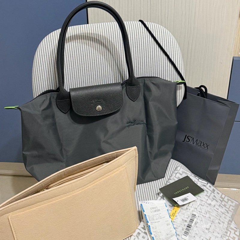 ［有購證 贈內膽包］LONGCHAMP LE PLIAGE GREEN 系列刺繡長把再生尼龍摺疊水餃包（中/石墨灰色）深灰色 長柄 托特包 肩背包-0