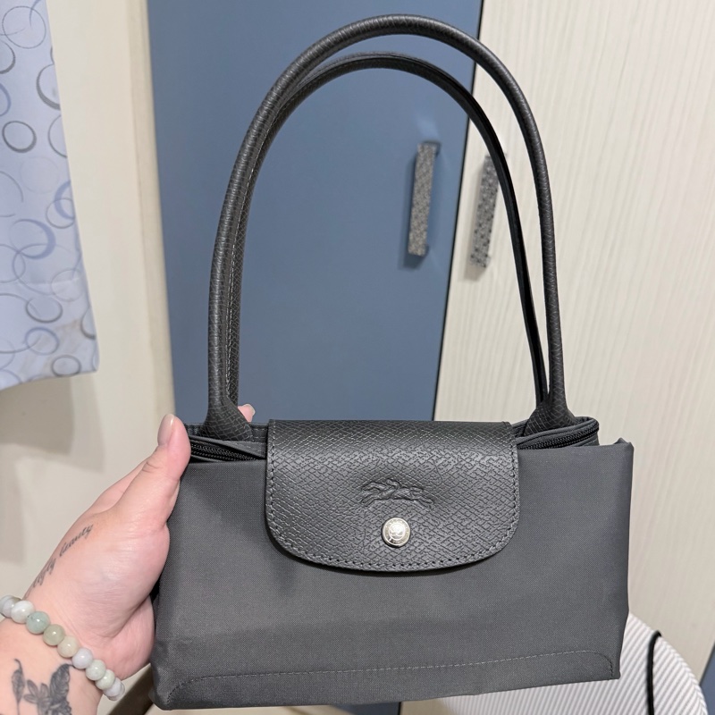 ［有購證 贈內膽包］LONGCHAMP LE PLIAGE GREEN 系列刺繡長把再生尼龍摺疊水餃包（中/石墨灰色）深灰色 長柄 托特包 肩背包-2