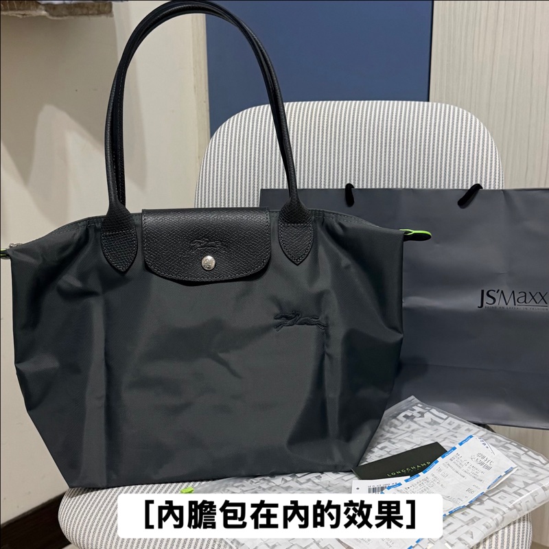 ［有購證 贈內膽包］LONGCHAMP LE PLIAGE GREEN 系列刺繡長把再生尼龍摺疊水餃包（中/石墨灰色）深灰色 長柄 托特包 肩背包-3