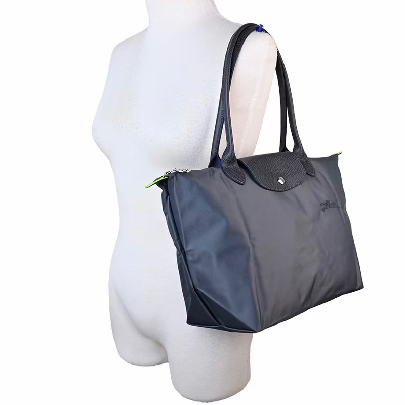［有購證 贈內膽包］LONGCHAMP LE PLIAGE GREEN 系列刺繡長把再生尼龍摺疊水餃包（中/石墨灰色）深灰色 長柄 托特包 肩背包-5