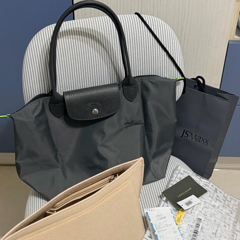 LONGCHAMP LE PLIAGE GREEN 系列刺繡長把再生尼龍摺疊水餃包➕ LE PLIAGE XTRA系列牛皮翻蓋手機斜背包-2