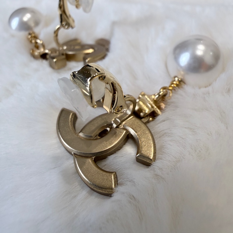 Chanel✨雙C水鑽珍珠吊墜耳釘夾式耳環-5