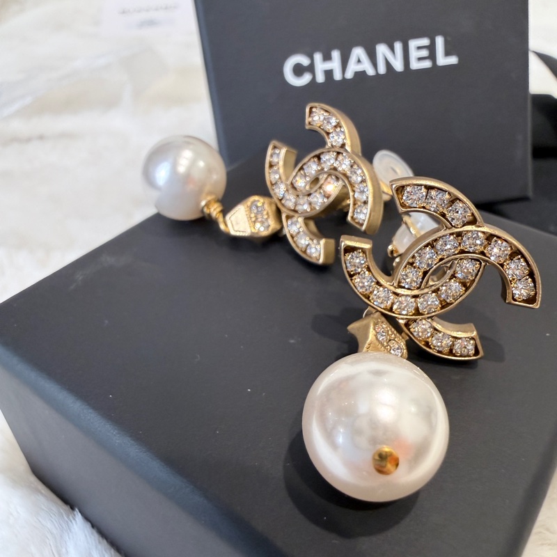 Chanel✨雙C水鑽珍珠吊墜耳釘夾式耳環-9