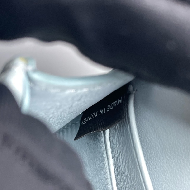 miumiu繆繆藍色鏈條零錢包/11*8*3.5cm/.無附件-8