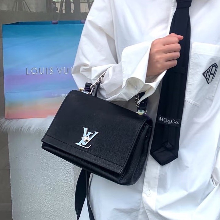錯過後悔😭99新🆕Lv路易威登全皮黑銀lockme bb鏈條手提單肩斜挎包-0