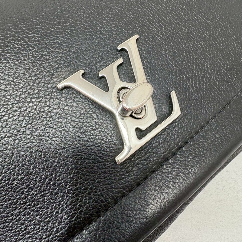 錯過後悔😭99新🆕Lv路易威登全皮黑銀lockme bb鏈條手提單肩斜挎包-11