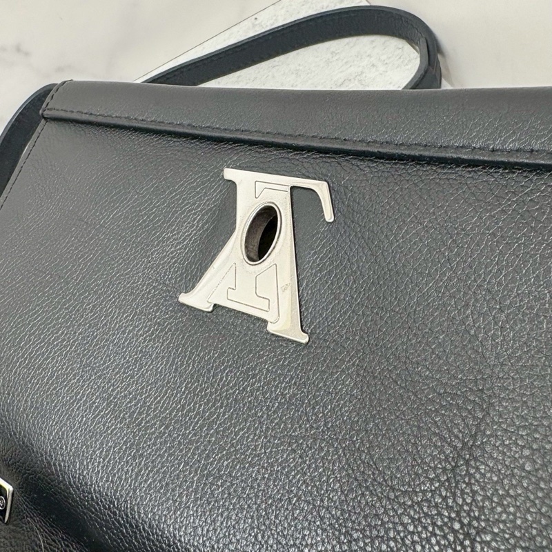 錯過後悔😭99新🆕Lv路易威登全皮黑銀lockme bb鏈條手提單肩斜挎包-12