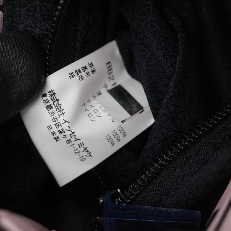 Issey Miyake 三宅一生 Bao Bao Wring 霧面煙燻粉 聚酯纖維 束口抽繩水桶肩背包-11