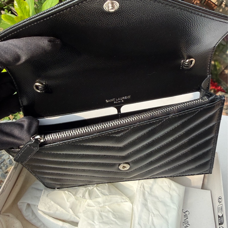 全新YSL黑色魚子醬銀鏈CASSANDRE粒面皮革信封袋式鏈條錢包woc-8