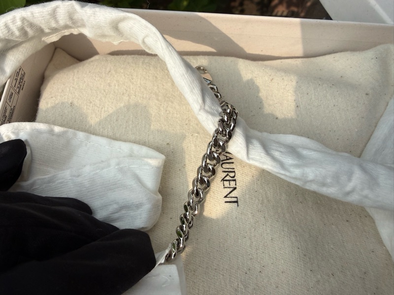 全新YSL黑色魚子醬銀鏈CASSANDRE粒面皮革信封袋式鏈條錢包woc-11