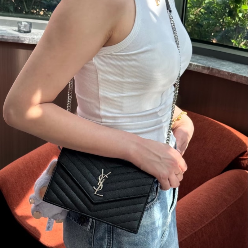 全新YSL黑色魚子醬銀鏈CASSANDRE粒面皮革信封袋式鏈條錢包woc-18